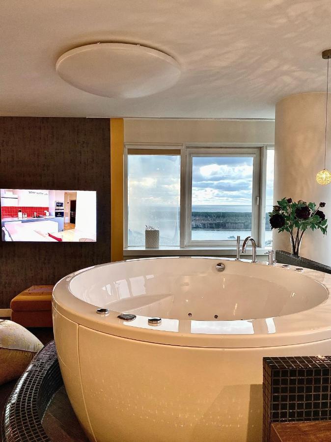 Sky Flat Jacuzzi 27 Floor Apartment Klaipeda Ngoại thất bức ảnh