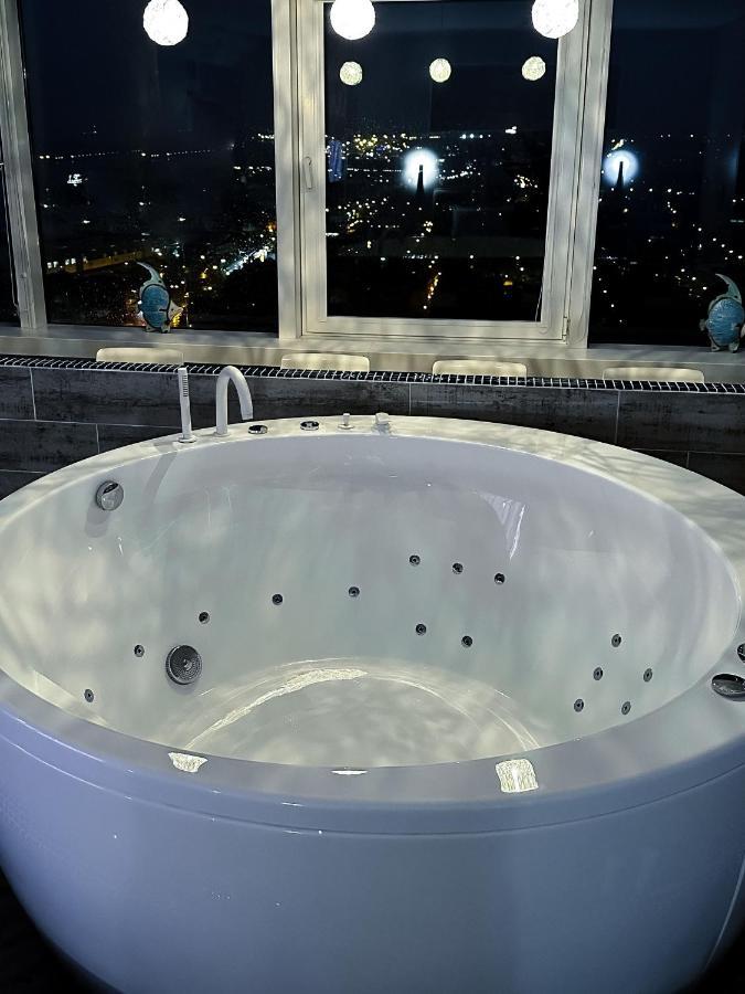 Sky Flat Jacuzzi 27 Floor Apartment Klaipeda Ngoại thất bức ảnh